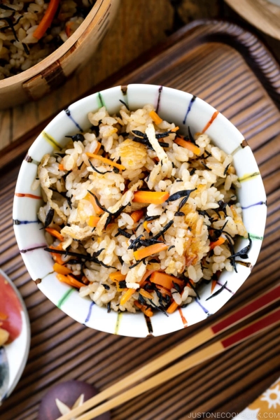 A rice bowl containing Hijiki Rice (Takikomi Gohan) served with pickles on the side.