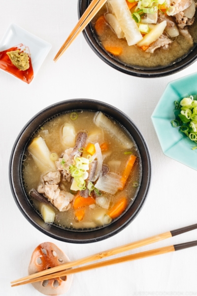 Tonjiru served in black bowls.