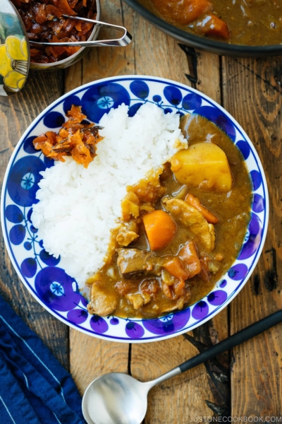 Ceramic bowls containing Japanese Tomato Curry with steamed rice.