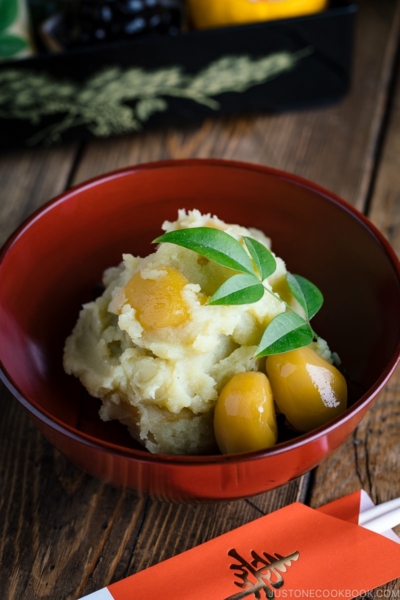 Japanese New Year dish Kuri Kinton is served in the lacquer bowl.