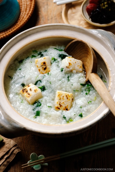 A donabe containing Nanakusa Gayu, Japanese seven herb rice porridge.