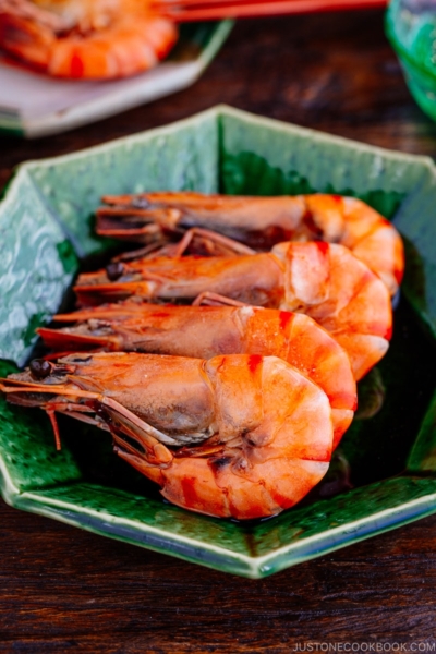 Simmered shrimp on the green plate.