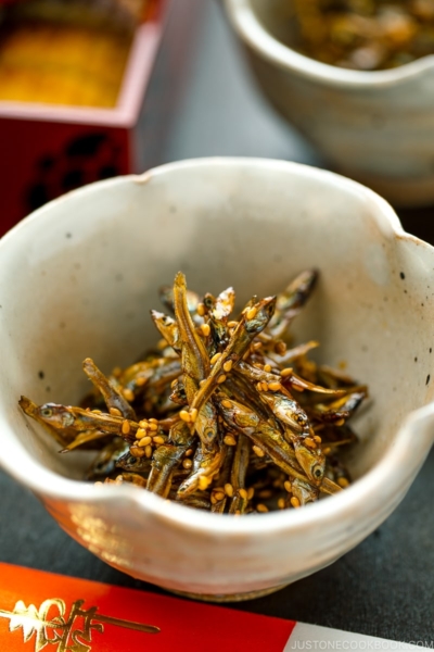 White flower-shaped ceramic containing candied sardines (tazukuri)