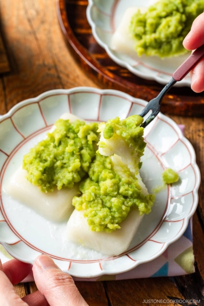 A fluted plate containing Zunda Mochi, topped with sweet edamame paste.